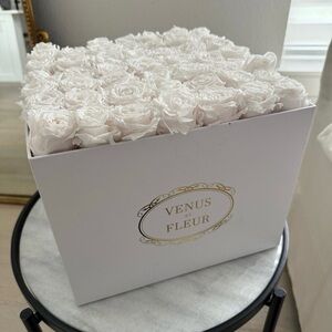Venus Et Fleur White Roses in Box